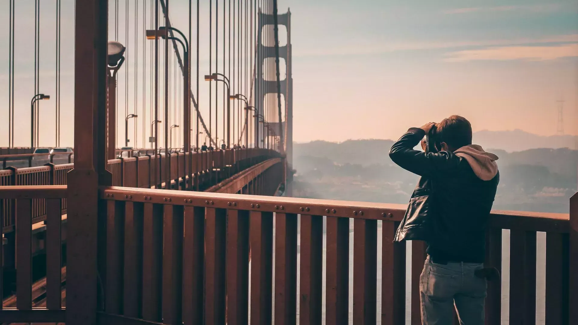 Mann macht Fotos auf der Golden Gate Bridge