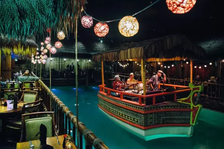 A banda da casa toca na lagoa do mundialmente famoso Tonga Room, no Fairmont Hotel, em São Francisco.