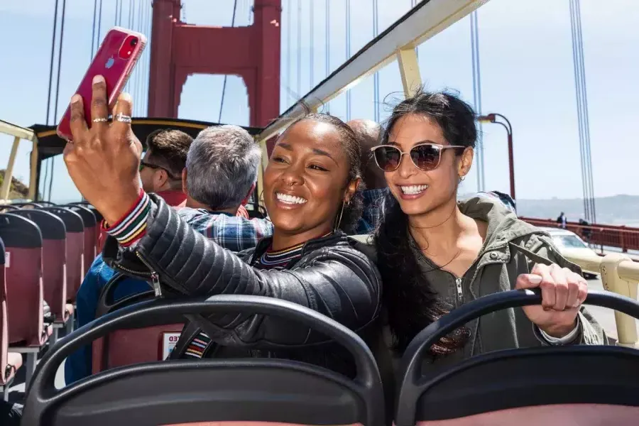 Amici che scattano selfie sul Golden Gate Bridge