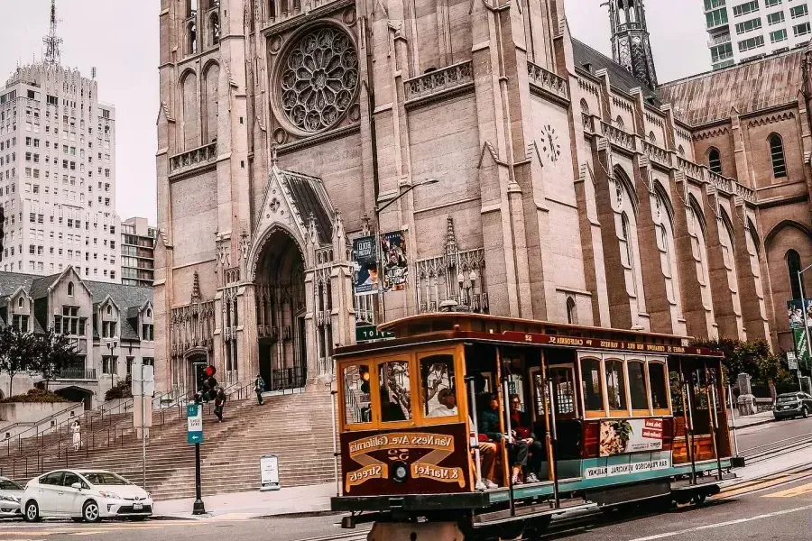 グレース大聖堂のそばを通るCable Car