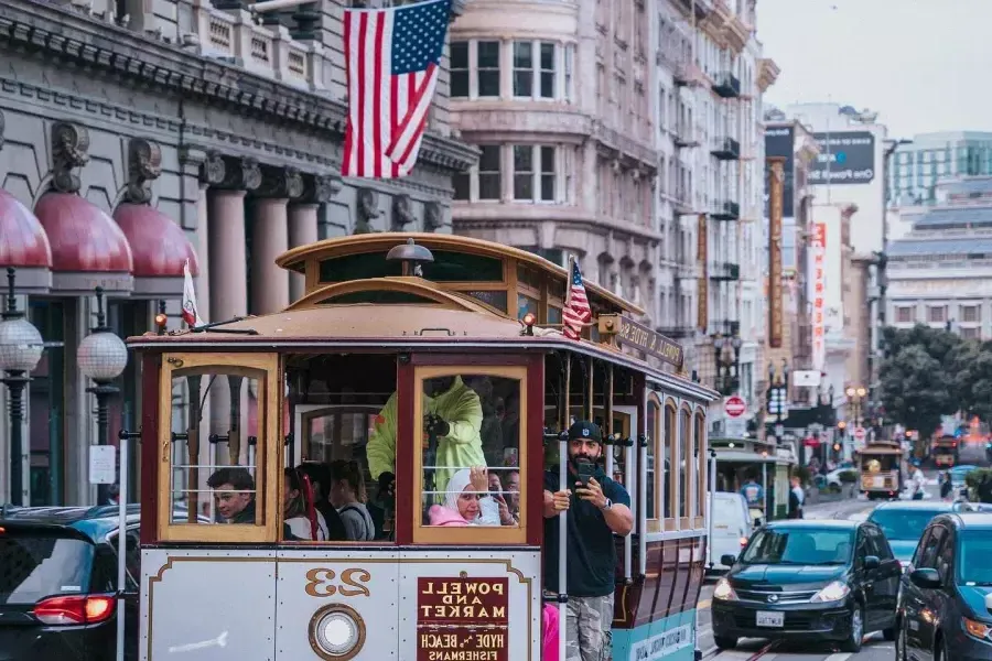 Um teleférico se aproxima da câmera na Union Square. São Francisco, Califórnia.