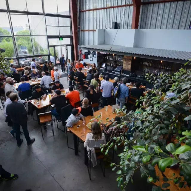 Clientes comem e bebem na Southern Pacific Brewing em São Francisco.